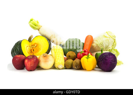 Verschiedene frische Gemüse isoliert auf weißem Hintergrund. Stockfoto