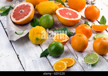 Frische Zitrusfrüchte auf Holztisch. Stockfoto