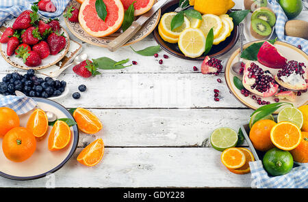 Frisches Obst und Beeren auf weißem Hintergrund aus Holz. Gesunde Ernährung, Diäten. Ansicht von oben Stockfoto