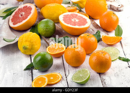 Fresh citrus fruits on a wooden table. Stockfoto