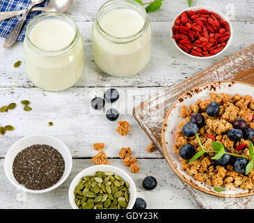 Gesunde Ernährung Frühstück auf einem Holztisch. Ansicht von oben Stockfoto