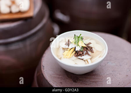 Traditionelle koreanische Gerichte, Kuchen Reissuppe Stockfoto