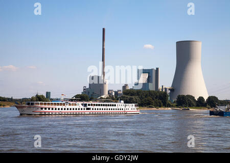 Geographie/Reisen, Deutschland, Nordrhein-Westfalen, Verkehr/Transport, Cruiser "Alemannia" am Rhein, Duisburg-Walsum Power Station im Hintergrund, Additional-Rights - Clearance-Info - Not-Available Stockfoto