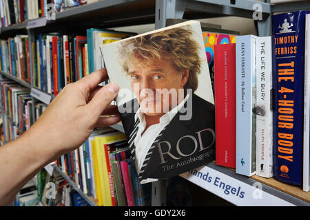 Rute: Die Autobiographie von Rod Stewart in einem niederländischen second hand Laden. Stockfoto