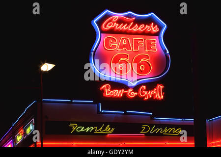 Geographie/Reisen, USA, Arizona, Kreuzer Cafe 66 auf der Route 66 in der Nacht, Additional-Rights - Clearance-Info - Not-Available Stockfoto