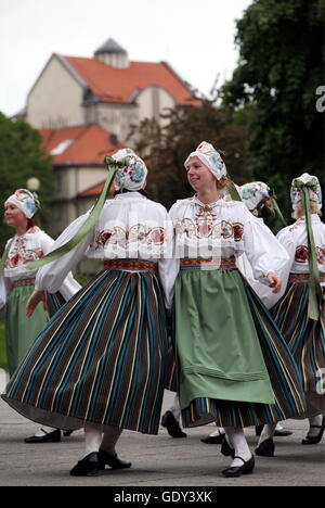 ein Volksmusik und Tanz auf einem Festival in der Altstadt von Tallinn in Estland in den baltischen Ländern in Europa. Stockfoto