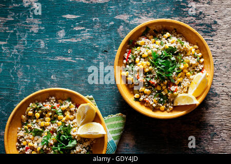 Platten von erfrischenden Sommer Bulgar-Salat mit frischem Gemüse Stockfoto