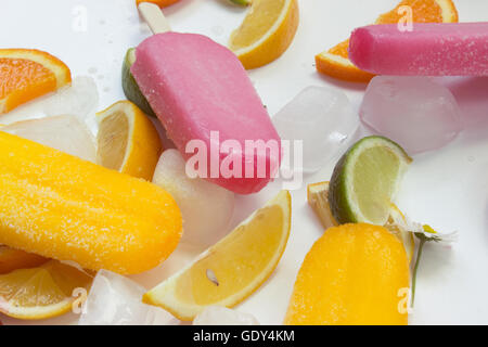 Rosa und gelbe Eis mit Eis und Früchten auf den Tisch Stockfoto