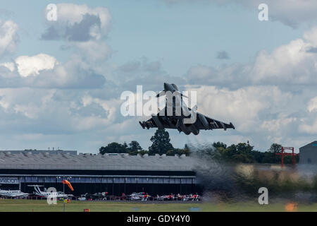 RAF Eurofighter Typhoon Flugzeug Takesoff in Farnborough International Air Show 2016 Stockfoto