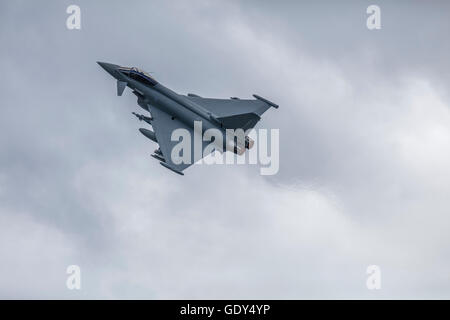 RAF Eurofighter Typhoon Flugzeug am Himmel nach dem Start auf der Farnborough International Air Show 2016 Stockfoto