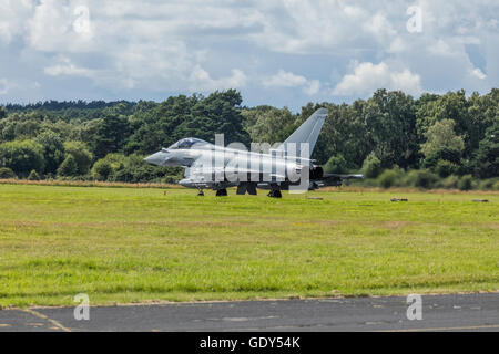 RAF Typhoon Eurofighter Jet Flugzeug auf der Landebahn auf der Farnborough International Air Show im Jahr 2016 Stockfoto