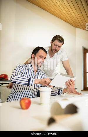 Architekten, diskutieren über Projekt auf digital-Tablette in Büro, Bayern, Deutschland Stockfoto