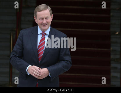 Ein Taoiseach Enda Kenny wartet auf die Ankunft der französische Präsident Francois Hollande am Regierungsgebäude in Dublin. Stockfoto