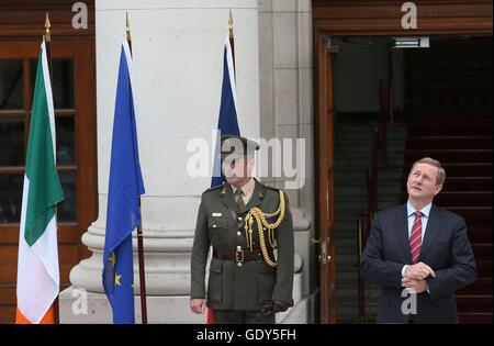 Ein Taoiseach Enda Kenny wartet auf die Ankunft der französische Präsident Francois Hollande am Regierungsgebäude in Dublin. Stockfoto