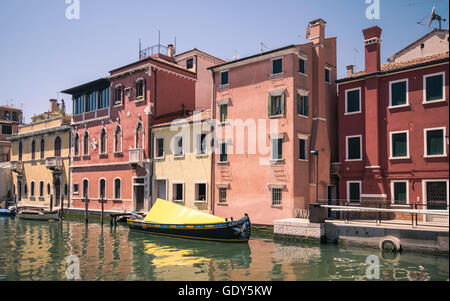 Malerische Gebäude an den Seiten eines Kanals in Chioggia, Lagune von Venedig. Stockfoto