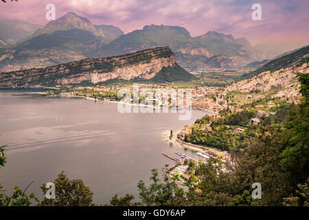 Panorama von Torbole, eine kleine Stadt am Gardasee, Italien. Stockfoto