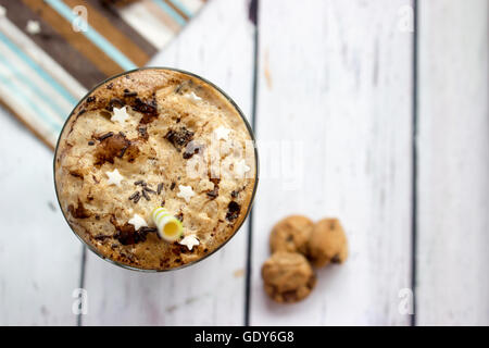 Eiskaffee auf weißem Holz Hintergrund Stockfoto