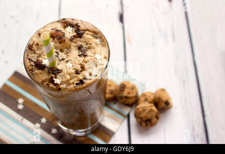 Eiskaffee mit Mini Cookies auf Holztisch Stockfoto