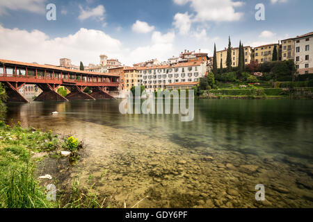 Die alte Brücke, auch genannt die Bassano Brücke oder Brücke der Alpini befindet sich in der Stadt Bassano del Grappa in der Provinc Stockfoto