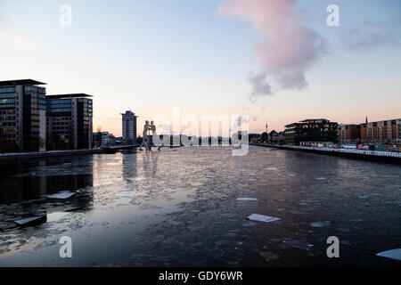 Spree-Fluss im Winter Blick auf Oberbaumbrücke in Berlin Stockfoto