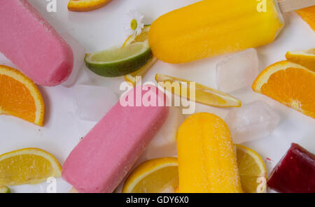 Zitrone und Erdbeer-Eis mit Eis und Früchten auf weißem Hintergrund Stockfoto