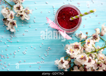 Erdbeer Smoothie in Glas, auf hölzernen Hintergrund Stockfoto