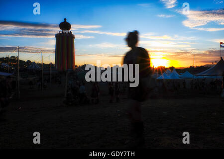 Glastonbury Festival am 23.06.2016 am Worthy Farm, Pilton. Im Bild: Wie die Sonne hinter dem Festival sieht eine Mädchen in Sonnenbrillen auf. Bild von Julie Edwards Stockfoto