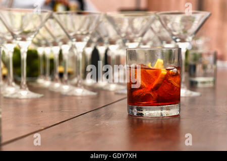 Die berühmte und historische italienische Cocktails Negroni gemacht mit roter Wermut, Campari Bitter und Gin. Stockfoto