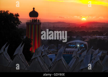 Glastonbury Festival am 23.06.2016 am Worthy Farm, Pilton. Im Bild: Sonnenuntergang über das Festival, Zelte, Aussichtsturm und Park Stadium. Bild von Julie Edwards Stockfoto