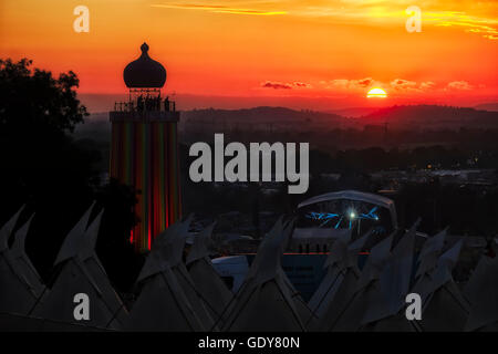 Glastonbury Festival am 23.06.2016 am Worthy Farm, Pilton. Im Bild: Sonnenuntergang über das Festival, Zelte, Aussichtsturm und Park Stadium. Bild von Julie Edwards Stockfoto