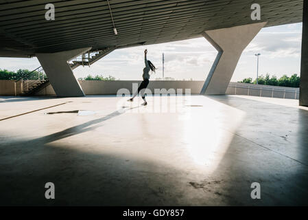 Sport, Tanz und Stadtkultur Konzept - schönen tanzenden Mädchen springen in Gebäude Stockfoto