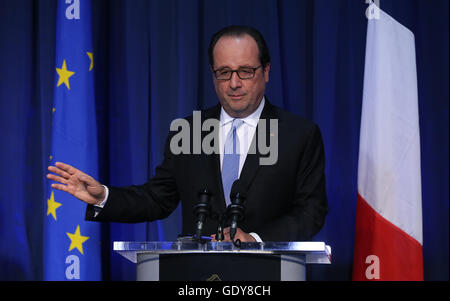 Der französische Präsident Francois Hollande während einer Pressekonferenz mit Taoiseach Enda Kenny am Regierungsgebäude in Dublin. Stockfoto