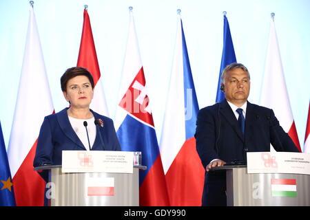 Visegrád-Gruppe Pressekonferenz unter dem Vorsitz des polnischen Primer Beata Szydlo. Offizielle Treffen teilgenommen PM von Ungarn Viktor Orba. (Foto von Jakob Ratz / Pacific Press) Stockfoto