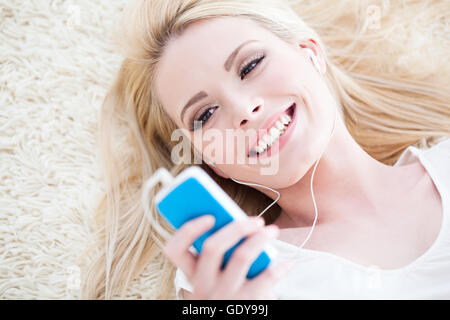 Schöne junge Frau, die Musik hören. Stockfoto