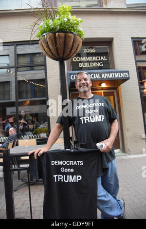 Cleveland, Vereinigte Staaten von Amerika. 20. Juli 2016. Demokratischen Wähler für Trump mit t-Shirt. Cleveland, Ohio war Gastgeber Nacht drei der Republican National Convention, wo eine stark erwartete Rede des ehemaligen Trump Gegner Ted Cruz erschien zu mehr Unruhe in der Quicken Loans Aula schüren, als von den Behörden außerhalb in Downtown Cleveland zulässig war. © Andy Katz/Pacific Press/Alamy Live-Nachrichten Stockfoto