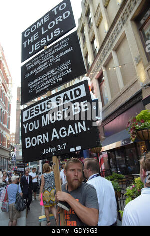 Cleveland, Vereinigte Staaten von Amerika. 20. Juli 2016. Fundamentalistischen christlichen Demonstranten mit Zeichen. Cleveland, Ohio war Gastgeber Nacht drei der Republican National Convention, wo eine stark erwartete Rede des ehemaligen Trump Gegner Ted Cruz erschien zu mehr Unruhe in der Quicken Loans Aula schüren, als von den Behörden außerhalb in Downtown Cleveland zulässig war. © Andy Katz/Pacific Press/Alamy Live-Nachrichten Stockfoto