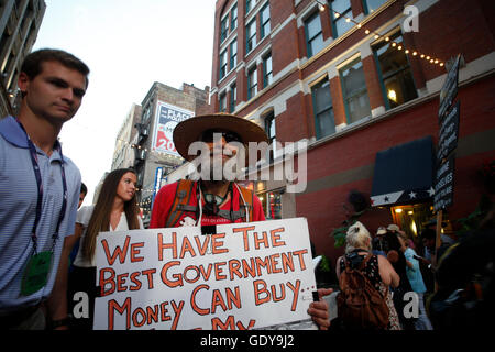 Cleveland, Vereinigte Staaten von Amerika. 20. Juli 2016. Anarchistischer Aktivist mit Hand beschriftet anmelden Fourth Street. Cleveland, Ohio war Gastgeber Nacht drei der Republican National Convention, wo eine stark erwartete Rede des ehemaligen Trump Gegner Ted Cruz erschien zu mehr Unruhe in der Quicken Loans Aula schüren, als von den Behörden außerhalb in Downtown Cleveland zulässig war. © Andy Katz/Pacific Press/Alamy Live-Nachrichten Stockfoto