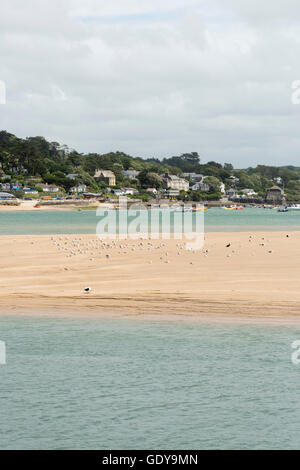 Die Stadt Bar Sandbank in der Mündung des Flusses Camel in der Nähe von Padstow Blick auf Felsen in Cornwall UK Stockfoto