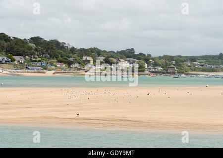 Die Stadt Bar Sandbank in der Mündung des Flusses Camel in der Nähe von Padstow Blick auf Felsen in Cornwall UK Stockfoto