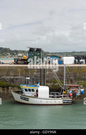 Ein kleines Fischerboot PW 123 festgemacht an den niedrigen Gezeiten in Padstow Hafen Cornwall UK Stockfoto