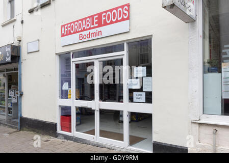 Günstige Lebensmittel Geschäft verkauft alles 25 Pence in Bodmin Cornwall UK. Eine ermäßigte Lebensmittelgeschäft Stockfoto