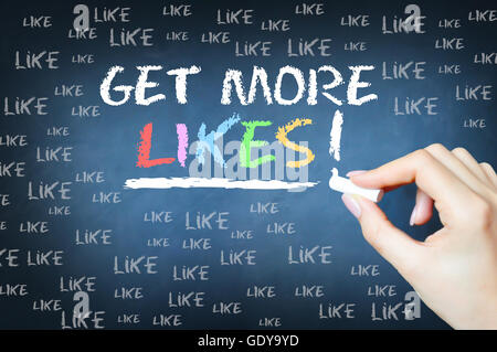 Holen Sie mag mehr Text von Hand schreiben mit Kreide auf einer Tafel Stockfoto