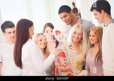 Anatomie-Lehrer und ihre Schüler während des Unterrichts. Stockfoto