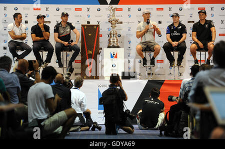 (von links nach rechts) Groupama Team Frankreich Skipper Frank Cammas, Artemis Racing Helmsan Francesco Bruni, Land Rover BAR-Teamchef, Skipper und Steuermann Sir Ben Ainslie, Oracle Team USA Skipper und Steuermann Jimmy Spithill, Emirates Team New Zealand Skipper und Segel-Direktor Glenn Ashby und Softbank Team Japan CEO und Skipper Dean Barker während einer Pressekonferenz am ersten Tag der America Cup Portsmouth Veranstaltung. Stockfoto