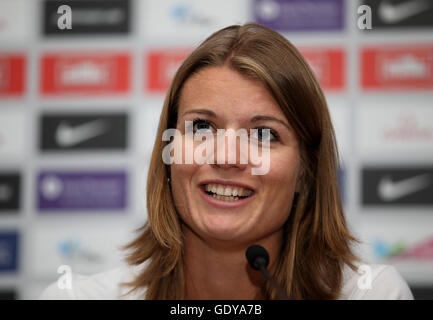 Dafne Schippers spricht bei der Pressekonferenz am Grange Tower Bridge Hotel, London. PRESSEVERBAND Foto. Bild Datum: Donnerstag, 21. Juli 2016. PA-Geschichte-Leichtathletik-London zu sehen. Bildnachweis sollte lauten: Steven Paston/PA Wire. Stockfoto