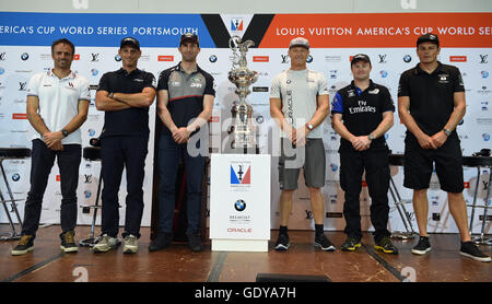 (von links nach rechts) Groupama Team Frankreich Skipper Frank Cammas, Artemis Racing Helmsan Francesco Bruni, Land Rover BAR-Teamchef, Skipper und Steuermann Sir Ben Ainslie, Oracle Team USA Skipper und Steuermann Jimmy Spithill, Emirates Team New Zealand Skipper und Segel-Direktor Glenn Ashby und Softbank Team Japan CEO und Skipper Dean Barker während einer Pressekonferenz am ersten Tag der America Cup Portsmouth Veranstaltung für ein Foto zu posieren. Stockfoto