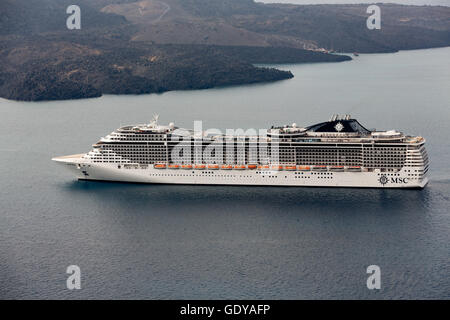 Santorin, Griechenland - 20. Juli 2013: MSC Fantasia Kreuzfahrtschiff in der Nähe von Santorin. MSC Fantasia ist die größte Kreuzfahrt-Schiff-Eva Stockfoto