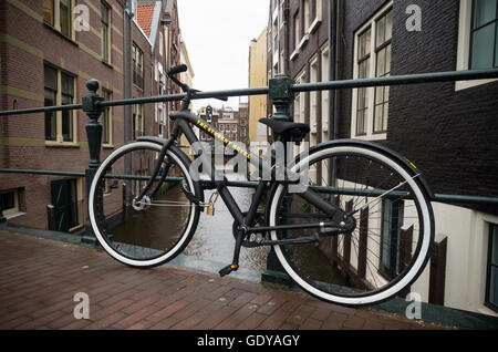 AMSTERDAM, Niederlande - 15. November 2015: Fahrrad leihen Zugehörigkeit zu Studentenhotel, eine spezialisierte kurz- oder längerfristig Stockfoto