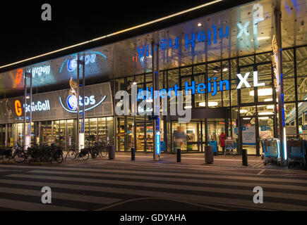 ENSCHEDE, Niederlande - 12. November 2015: Nachtaufnahme ein Albert Heijn Supermarkt. In den Niederlanden ist es die größte super Stockfoto