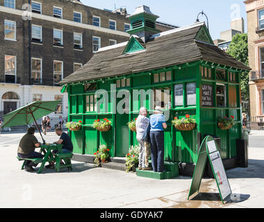 Eine traditionelle sich Tierheim in Russell Square, Bloomsbury, London, England, UK Stockfoto